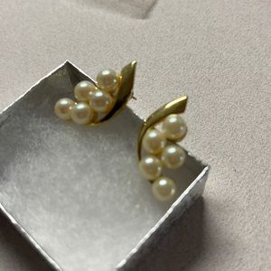 Western vintage jewelry graceful pearl cluster earrings Preowned